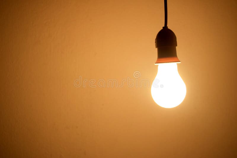 https://thumbs.dreamstime.com/b/orange-licht-der-gl%C3%BChlampen-lampe-im-raum-nachts-55244212.jpg