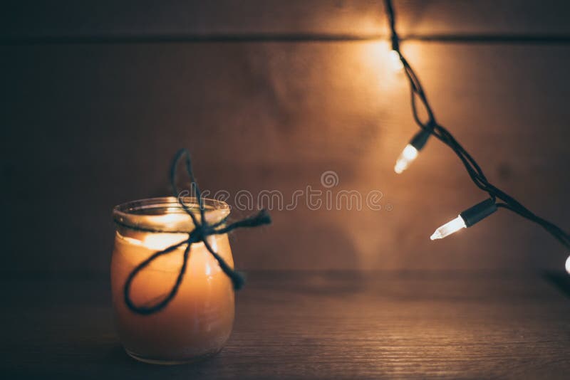 Orange Licht des hölzernen Hintergrundes mit Kerze stockbild Orange Licht des hölzernen Hintergrundes mit Kerze stockbild