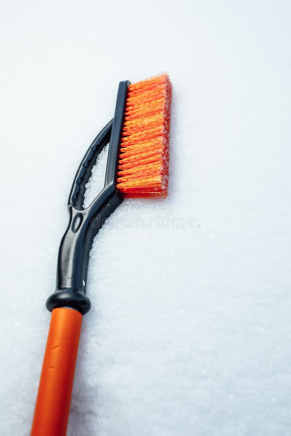Orangefarbene Schneebürste Für Autos, Schneeflocken Im Hintergrund  Stockfoto - Bild von instrument, frost: 158741996