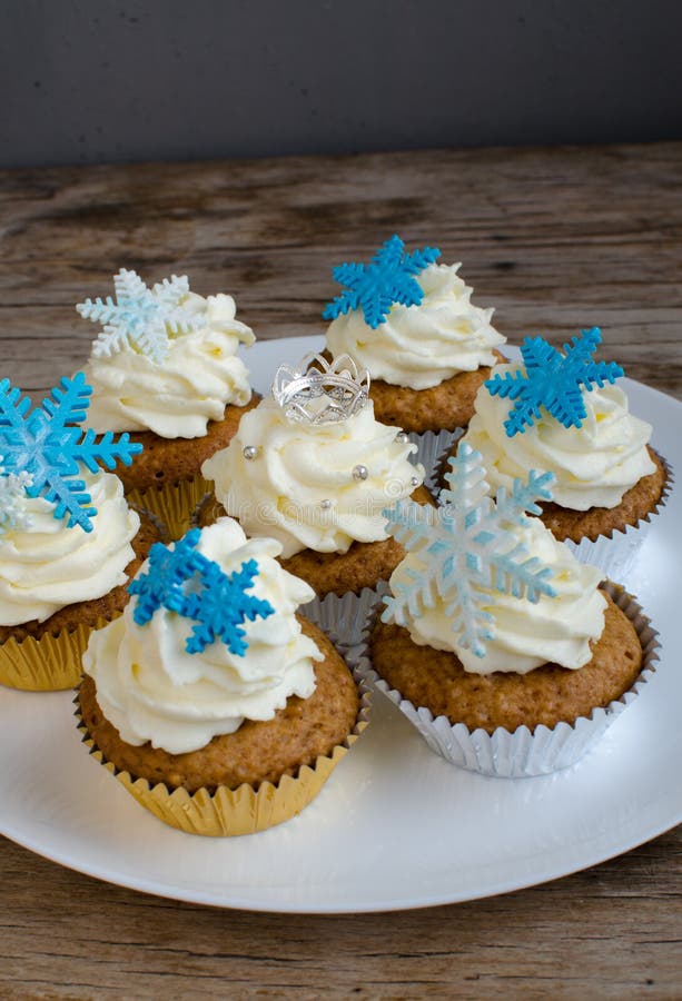 Orange Schneeflocken-Muffins Mit Zwei Silbernen Nachtisch-Gabeln Auf ...