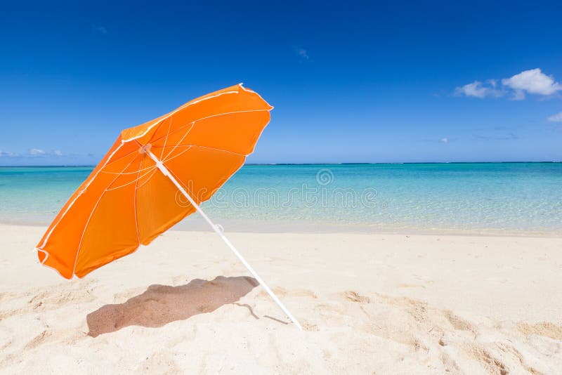 Orange Sonnenschutz am Strand Stockfoto - Bild von himmel