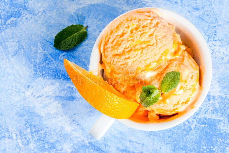 Orange sorbet med mintkaramellen royaltyfri foto Orange sorbet med mintkaramellen royaltyfri foto