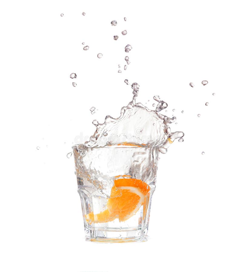 Orange Spritzen in Glas Wasser auf Weiß lizenzfreie stockfotografie