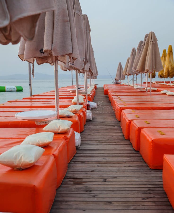 Orange sunbeds stockfoto. Bild von früh, orange 103774662