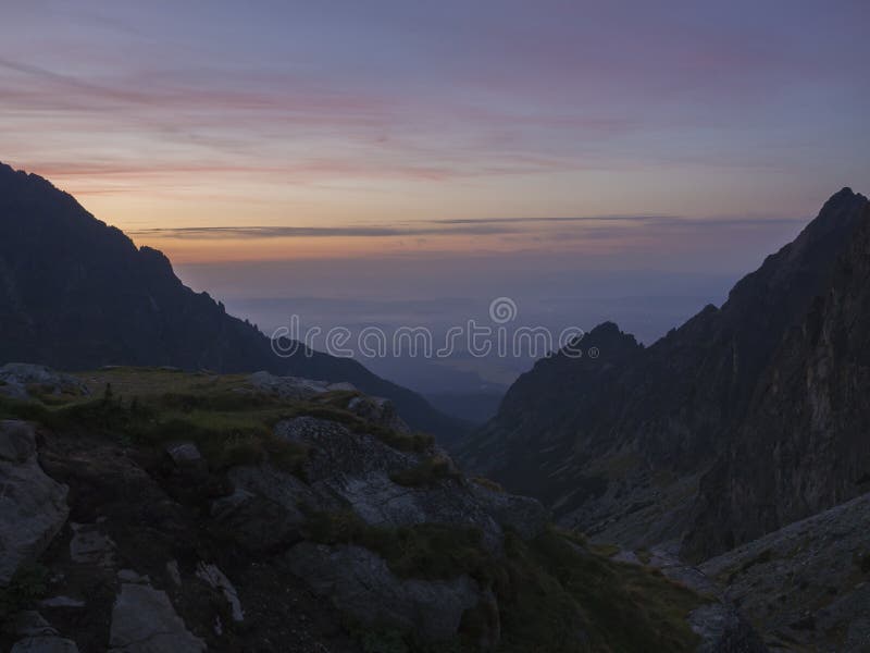 Oranžový západ nebo východ slunce sk, pohled z chaty teryho chaty do údolí, vysoké tatry, slovensko