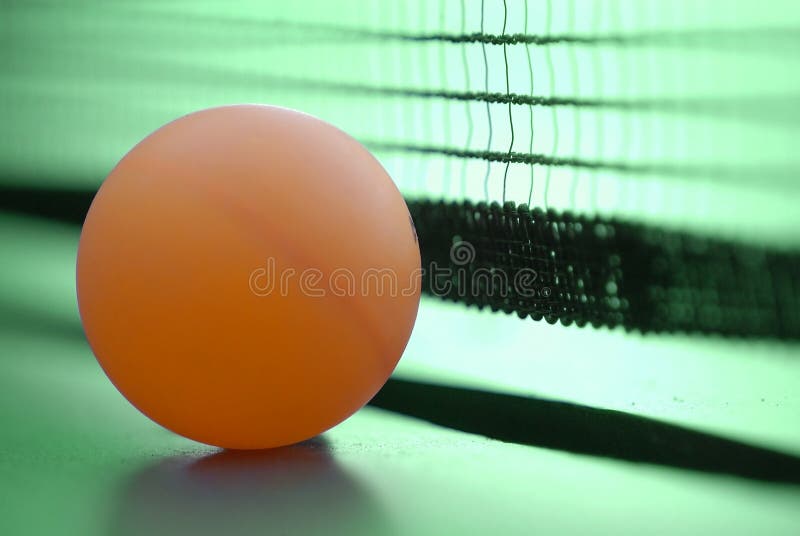 Oranžová stolní tenis, míče na zelený stůl s net.