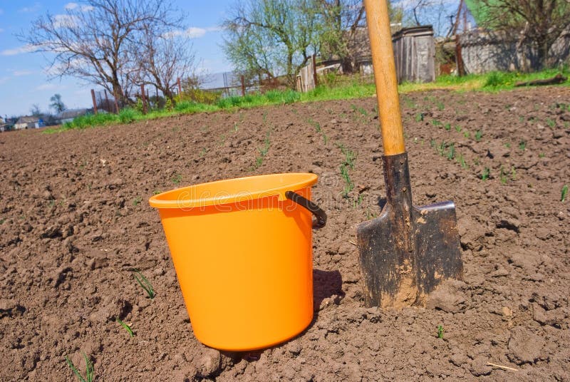 Orange Wanne Und Schaufel Auf Einem Garten Stockbild Bild von schaufel, land 18266365