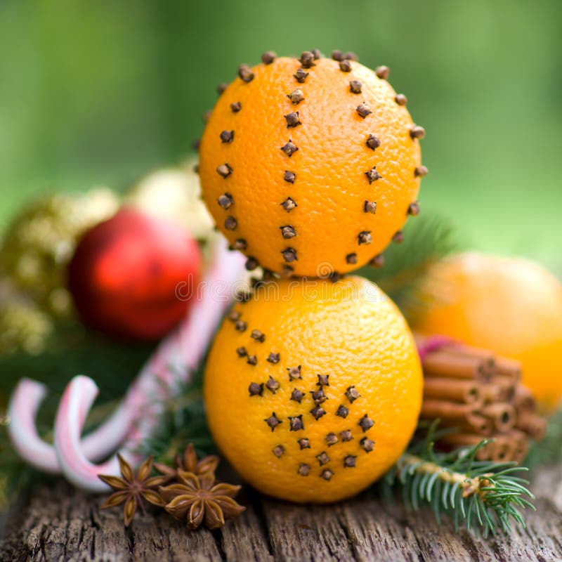 Orangen mit Nelken lizenzfreie stockfotografie Orangen mit Nelken lizenzfreie stockfotografie