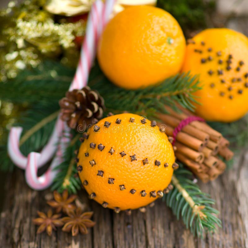 Orangen mit Nelken stockbild. Bild von orange, steuerknüppel - 27428369