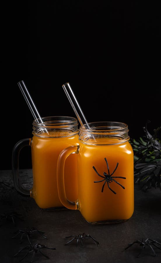 Orangenkürbis mit Spinnen auf schwarz stockfotografie