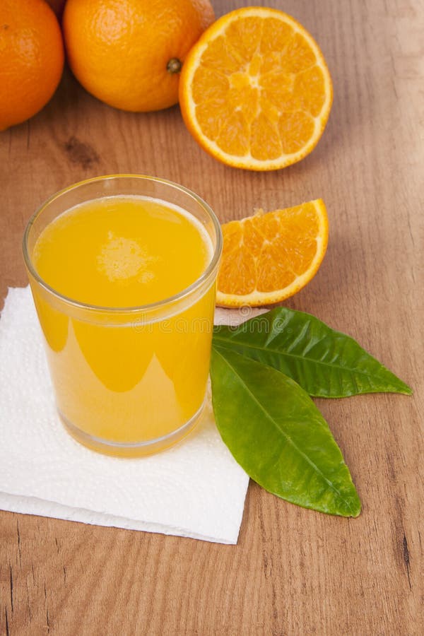 Frischer Orangensaft Und Volle Orangefrucht Stockfoto - Bild von makro ...