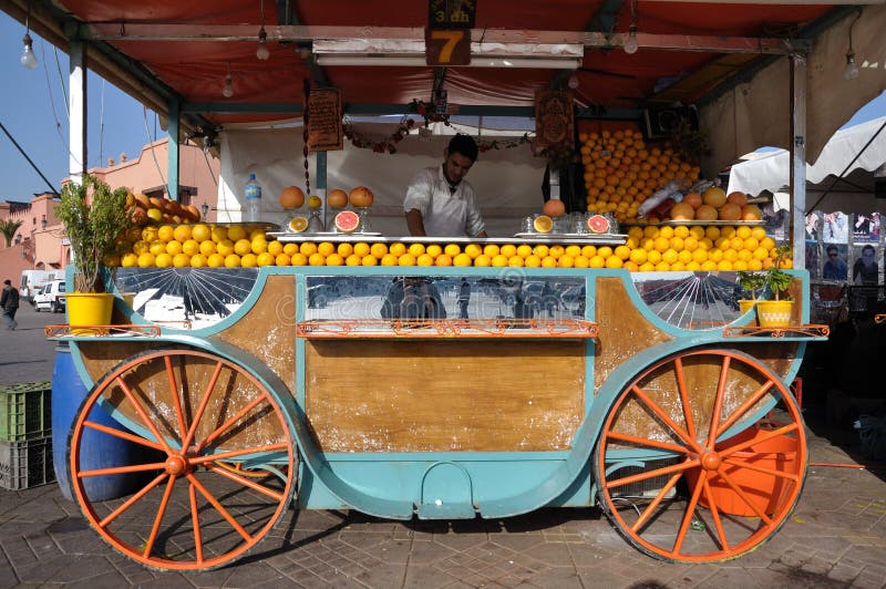 Orangensaftverkäufer in Marrakesch stockbild Orangensaftverkäufer in Marrakesch stockbild