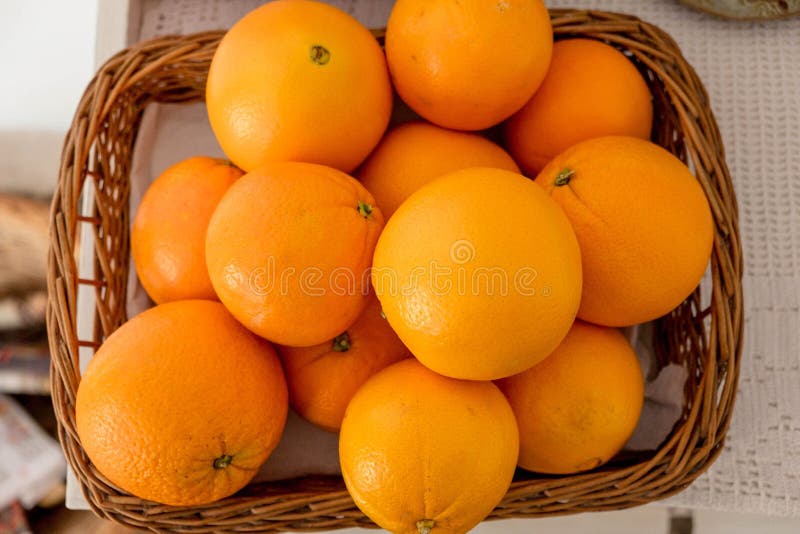Oranges dans un panier tissé image libre de droits Oranges dans un panier tissé image libre de droits