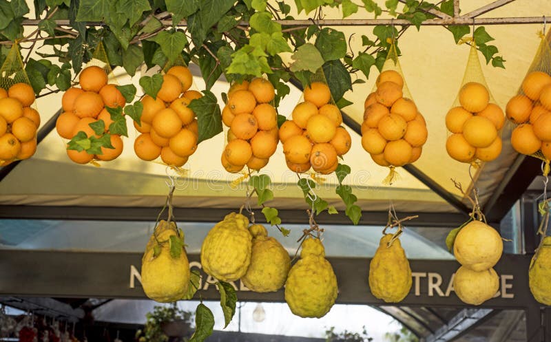 Oranges et citron siciliens frais Marché de fruit italien photo libre de droits Oranges et citron siciliens frais Marché de fruit italien photo libre de droits