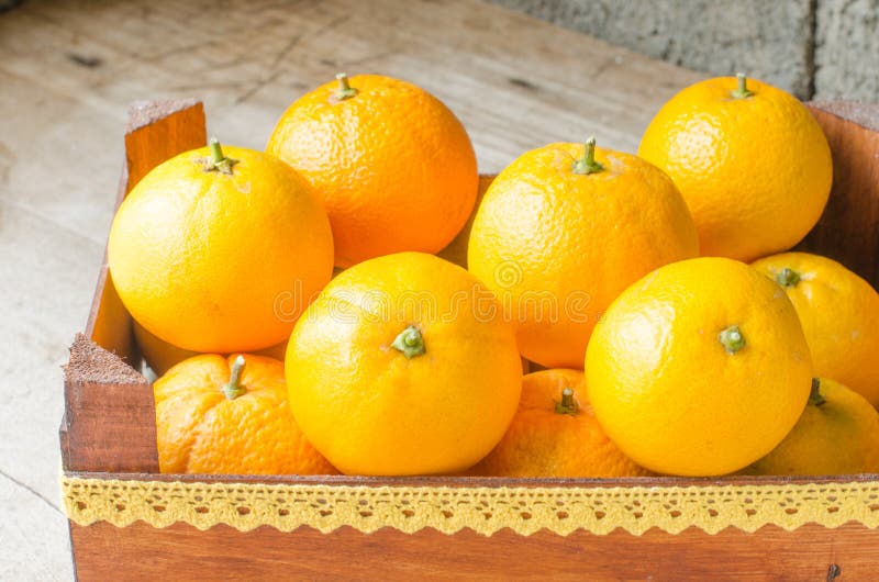 Oranges fraîches dans la boîte en bois photographie stock libre de droits Oranges fraîches dans la boîte en bois photographie stock libre de droits