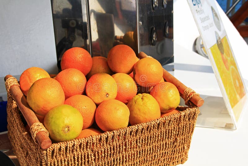 Oranges Next to a Fresh Squeezed Orange Juice Machine royalty free stock photos Oranges Next to a Fresh Squeezed Orange Juice Machine royalty free stock photos