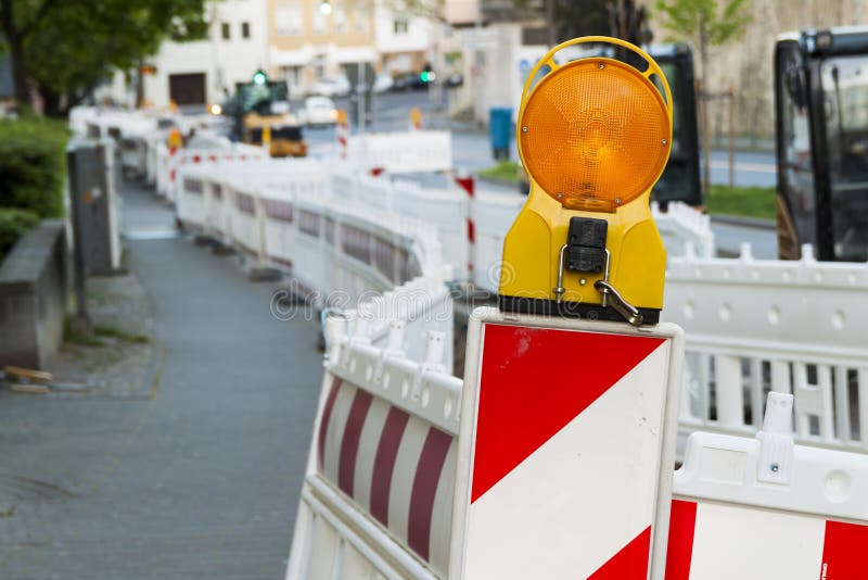 Oranje de barrièrelicht van de bouwstraat op barricade Wegcons. royalty-vrije stock foto Oranje de barrièrelicht van de bouwstraat op barricade Wegcons. royalty-vrije stock foto