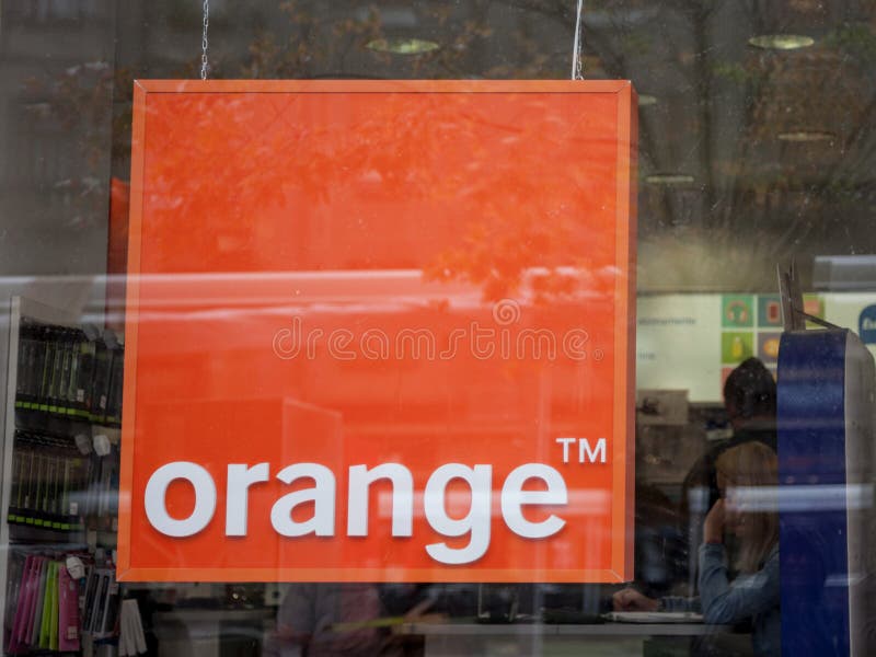 Oranje embleem in een Oranje Winkel Oranje S A , vroeger France Télécom S A , is een Frans multinationaal telecommunicatiebedrijf stock foto's Oranje embleem in een Oranje Winkel Oranje S A , vroeger France Télécom S A , is een Frans multinationaal telecommunicatiebedrijf stock foto's