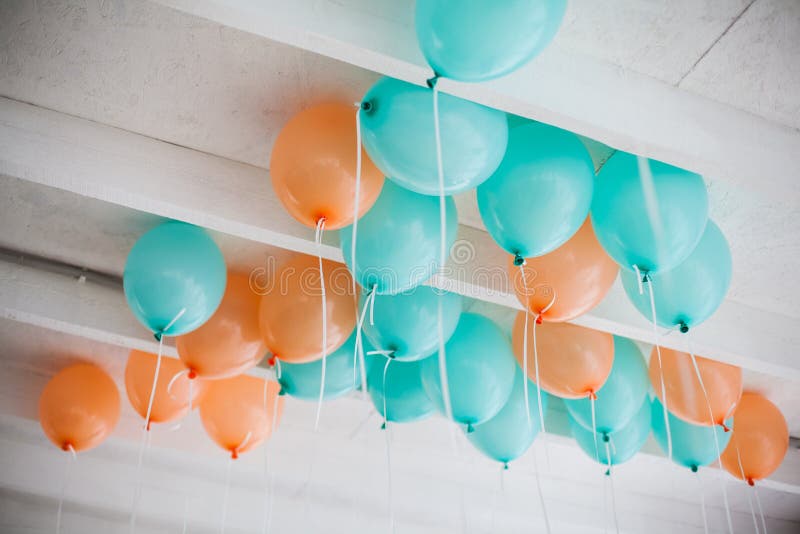 Oranje en groene ballons royalty-vrije stock afbeeldingen Oranje en groene ballons royalty-vrije stock afbeeldingen