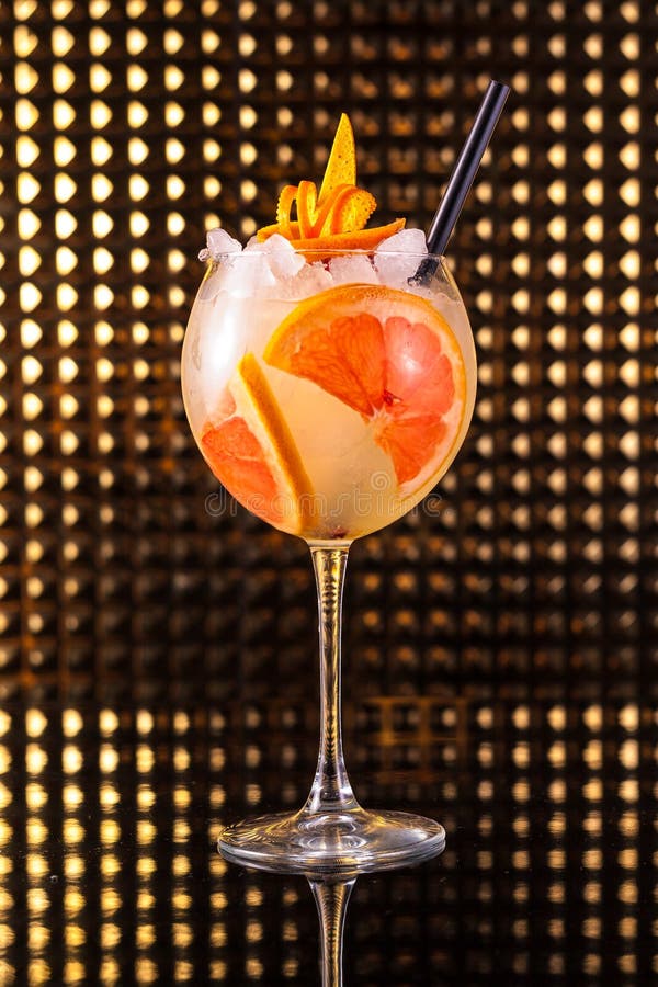Oranje fruitcocktail met grapefruit in lang rond glas royalty-vrije stock afbeelding Oranje fruitcocktail met grapefruit in lang rond glas royalty-vrije stock afbeelding