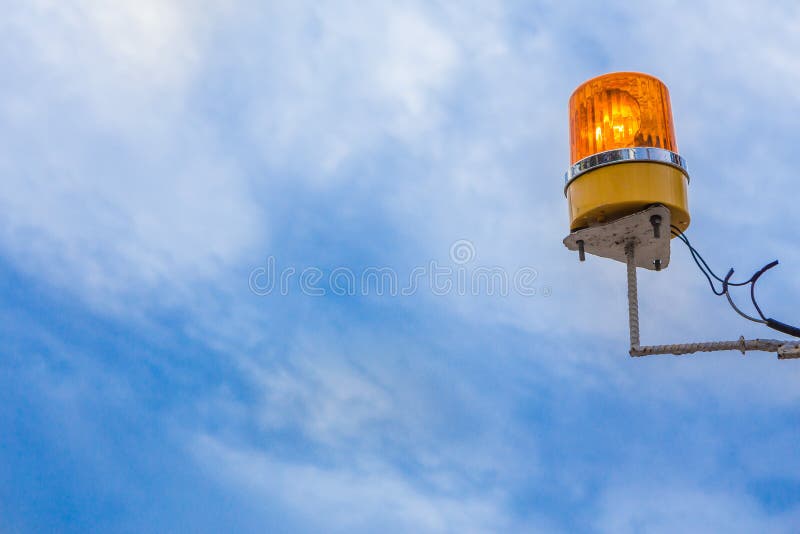Oranje sirene op blauwe hemel stock fotografie Oranje sirene op blauwe hemel stock fotografie