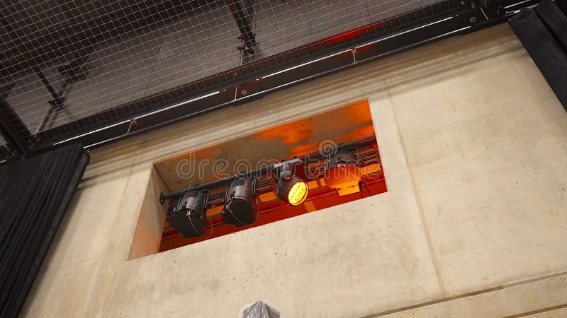 Oranje spotlight-draaien en dazzels-camera in theater