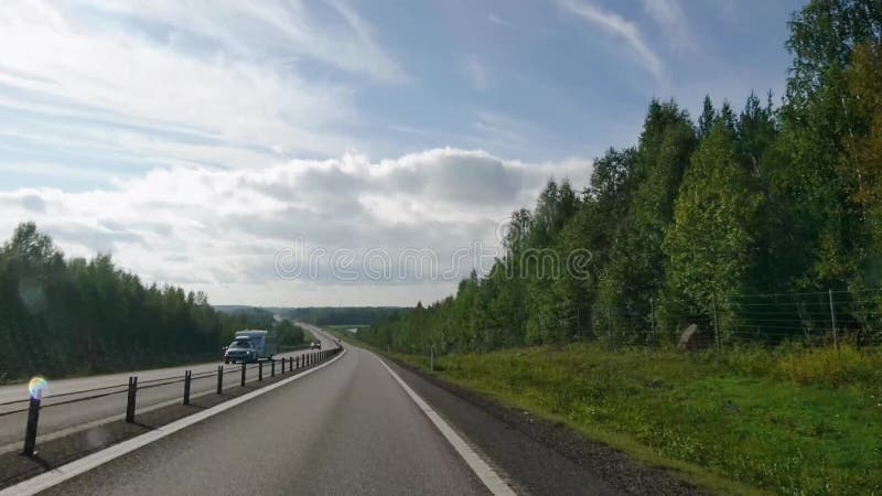 Oranje strandreis naar Sunny Scandinavia Zweeds natuurlandschap met snelweg