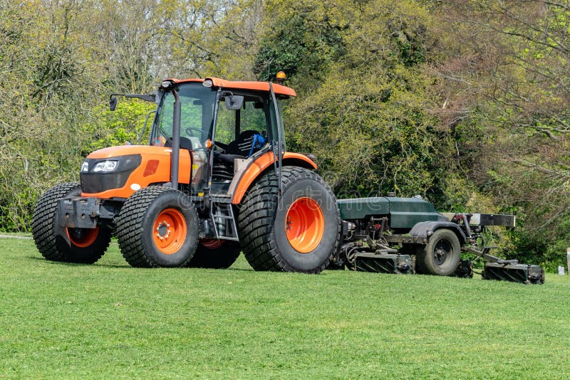 Oranje tractorgrasmaaier stock foto Oranje tractorgrasmaaier stock foto