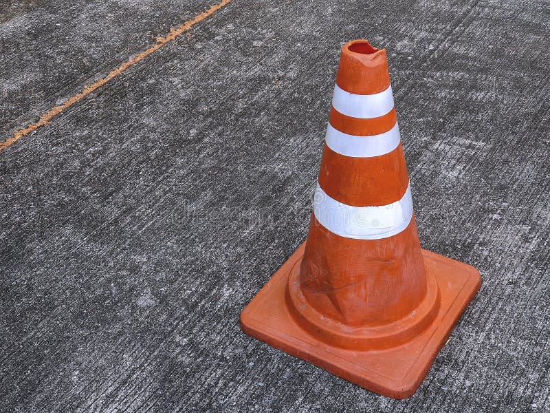 Oranje Verkeerkegel met Witte Strepen op Straat stock afbeelding Oranje Verkeerkegel met Witte Strepen op Straat stock afbeelding