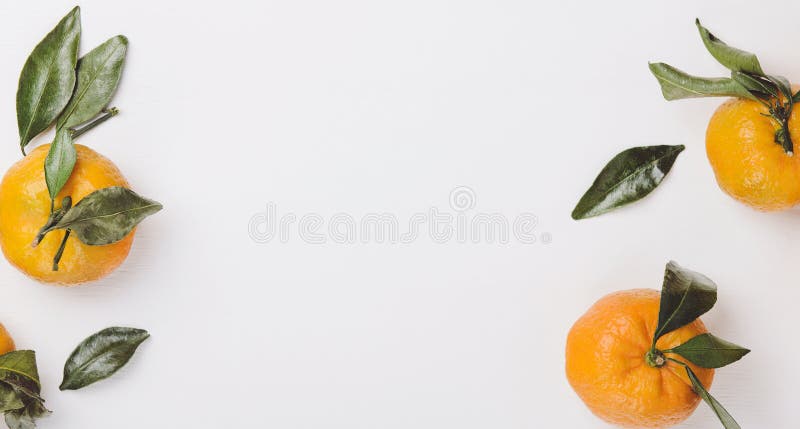 Oranje zoete mandarijnen met groene bladeren op een witte achtergrond in de vorm van kader Vlakke legt de exemplaar ruimte, hoogs stock foto's Oranje zoete mandarijnen met groene bladeren op een witte achtergrond in de vorm van kader Vlakke legt de exemplaar ruimte, hoogs stock foto's