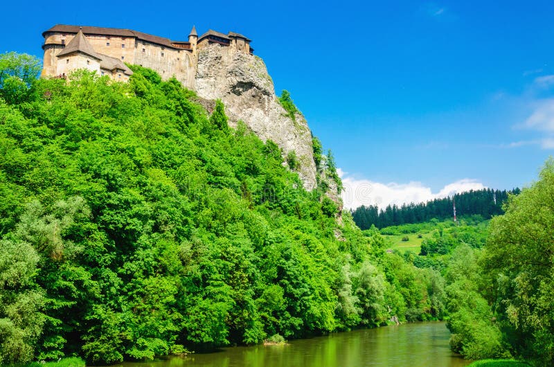 Oravský hrad pozadie zelených stromov, Slovensko