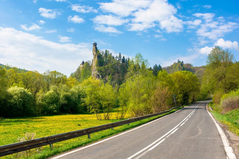 Oravský hrad na vysoké strmé skále u skály.