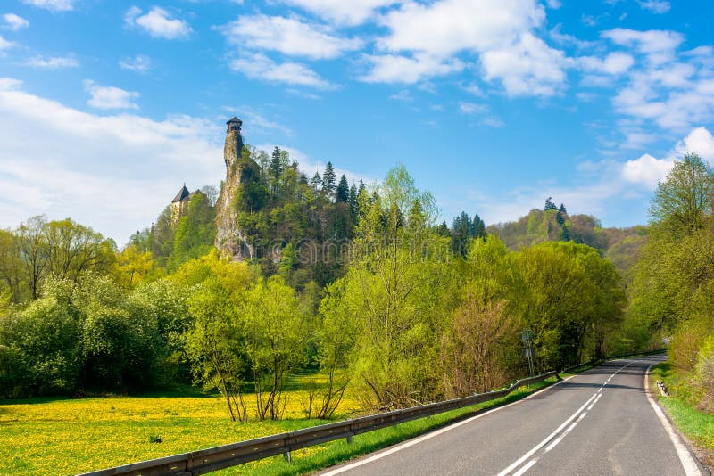 Oravský hrad na vysoké strmé skále u skály. jedna z nejkrásnějších středověkých pevností na Slovensku. oblíbené cestování