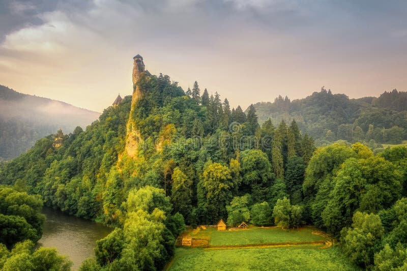 Oravský hrad na obrovskom brale nad údolím rieky