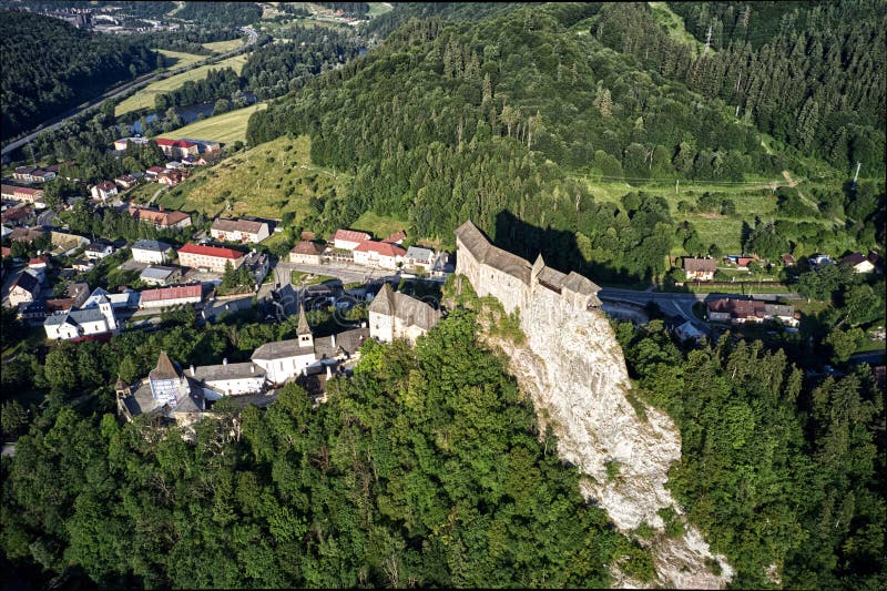 Oravský hrad během dopoledne v létě, areálový snímek, Oravský Podzámok, Orava, Slovensko