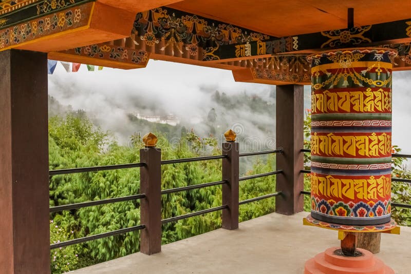 A oração budista roda dentro um templo em Bumthang, Butão imagens de stock A oração budista roda dentro um templo em Bumthang, Butão imagens de stock
