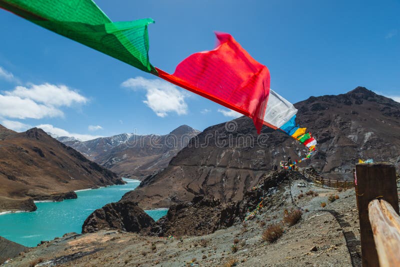 Oração tibetana voa no vento imagens de stock Oração tibetana voa no vento imagens de stock