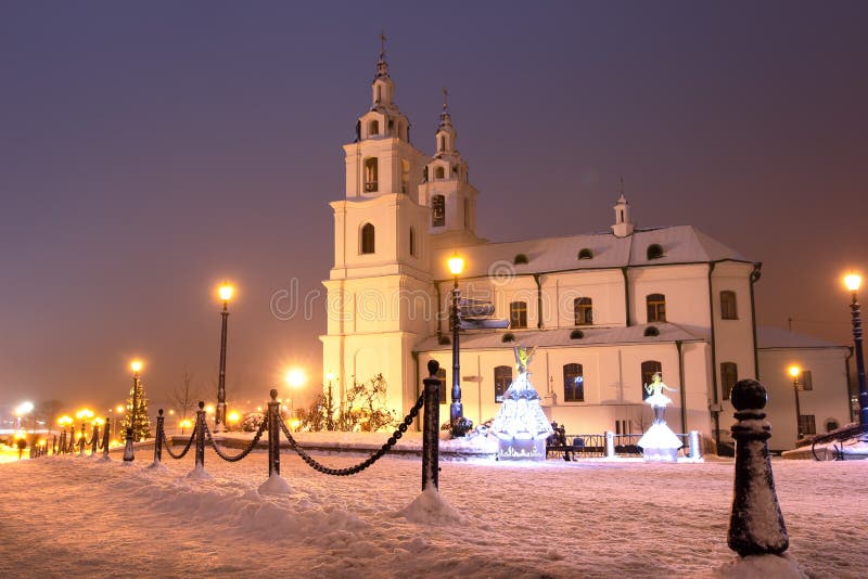Orașul Mincein noaptea Belarus. biserica scenică principală din Minsk în perioada de Crăciun. arhitectură frumoasă a capitalismulu royalty free stock images