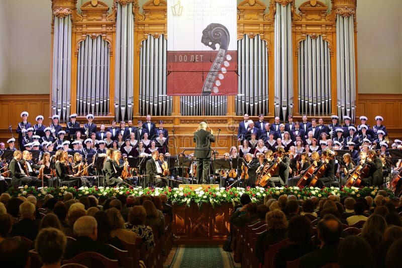 Orchestra sinfonica alla sera di galà fotografia stock libera da diritti Orchestra sinfonica alla sera di galà fotografia stock libera da diritti