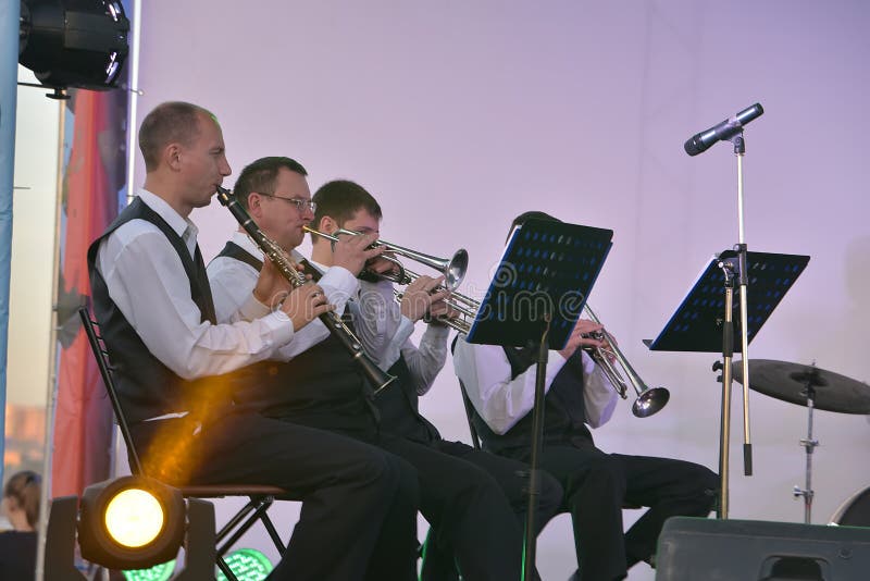 Orchestre symphonique sur l'étape image stock Orchestre symphonique sur l'étape image stock