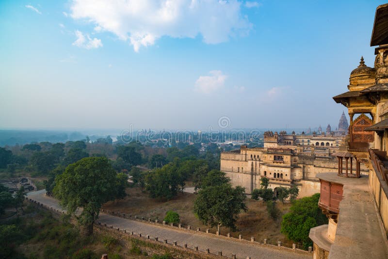 Orchha pałac, Madhya Pradesh Także przeliterowany Orcha, sławny podróży miejsce przeznaczenia w India Szeroki kąt obraz stock Orchha pałac, Madhya Pradesh Także przeliterowany Orcha, sławny podróży miejsce przeznaczenia w India Szeroki kąt obraz stock