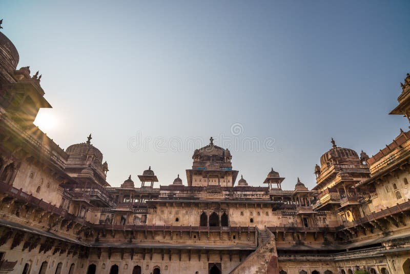 Orchha pałac, wnętrze z podwórzem i kamieni cyzelowania, backlight Także przeliterowany Orcha, sławny podróży miejsce przeznaczen obraz stock Orchha pałac, wnętrze z podwórzem i kamieni cyzelowania, backlight Także przeliterowany Orcha, sławny podróży miejsce przeznaczen obraz stock