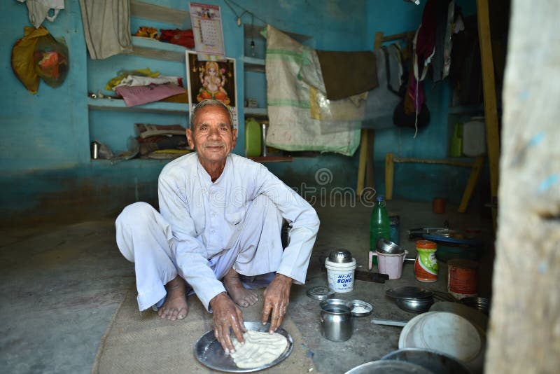 Orchha, Индия, 28-ое ноября 2017: Человек варя дома стоковое фото rf Orchha, Индия, 28-ое ноября 2017: Человек варя дома стоковое фото rf