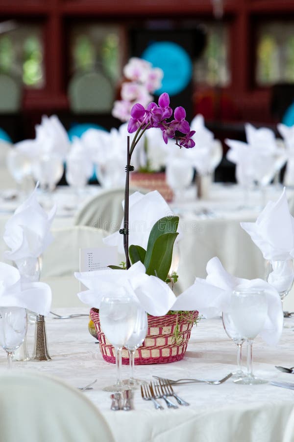 Orchideemittelstück auf Hochzeitstabellen lizenzfreie stockfotos Orchideemittelstück auf Hochzeitstabellen lizenzfreie stockfotos