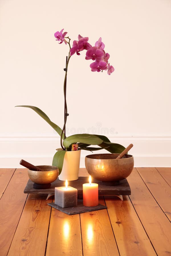 Orchidées, bougies et cuvette de chant photographie stock libre de droits Orchidées, bougies et cuvette de chant photographie stock libre de droits