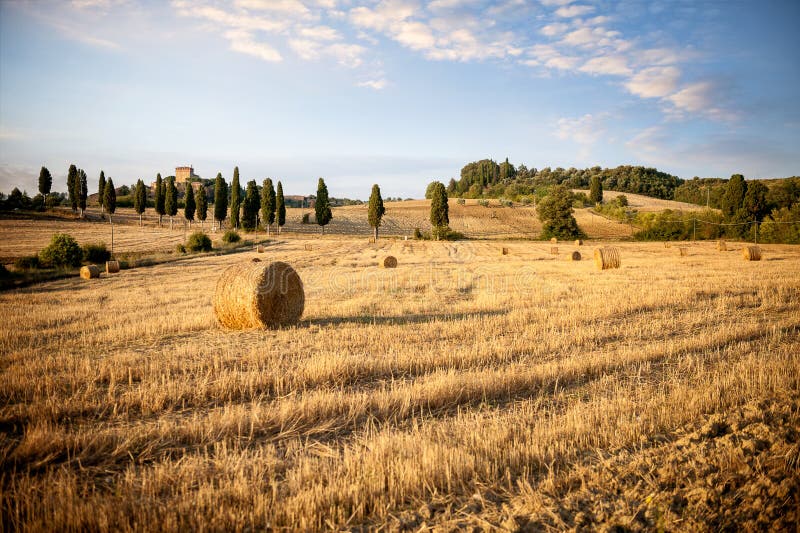 ` Orcia, Toscane de Val d Paysage toscan typique avec les balles rondes après récolte Sienne, Italie