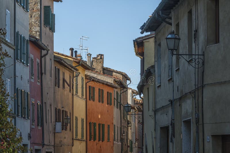 ` ORCIA САН QUIRICO d, ИТАЛИЯ - 30-ое октября 2016 - очаровательная узкая улица в городке ` Orcia Сан Quirico d стоковые изображения rf ` ORCIA САН QUIRICO d, ИТАЛИЯ - 30-ое октября 2016 - очаровательная узкая улица в городке ` Orcia Сан Quirico d стоковые изображения rf