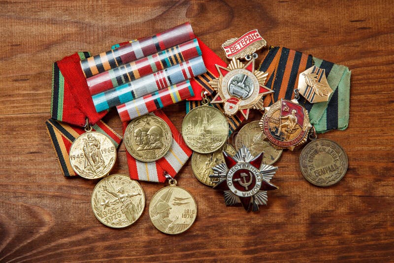 Orden de la guerra patriótica en el St y las medallas para la victoria sobre Alemania en un de madera fotos de archivo libres de regalías Orden de la guerra patriótica en el St y las medallas para la victoria sobre Alemania en un de madera fotos de archivo libres de regalías