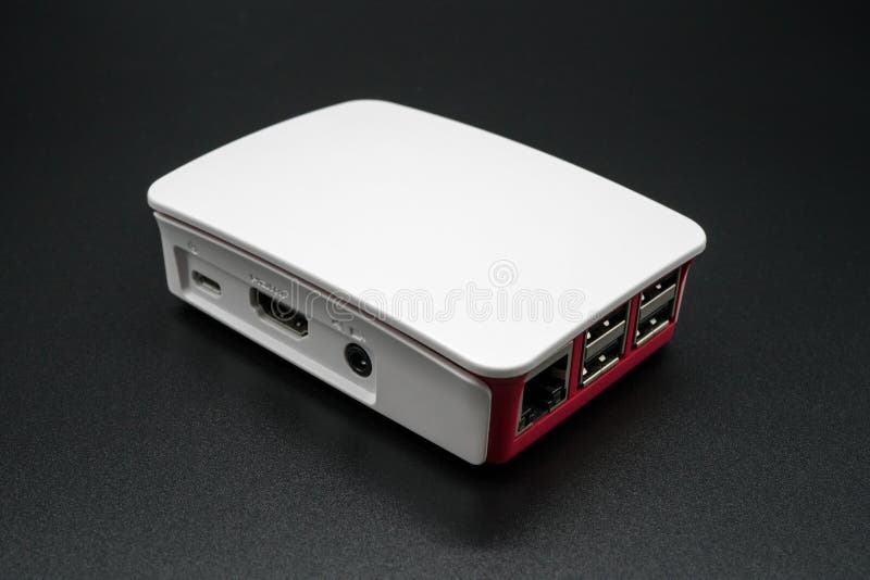 Ordenador de placa única en el estuche de plástico blanco y rojo imágenes de archivo libres de regalías Ordenador de placa única en el estuche de plástico blanco y rojo imágenes de archivo libres de regalías