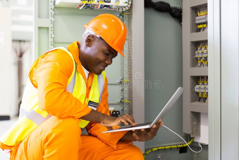 ordenador portátil afroamericano del ingeniero fotografía de archivo libre de regalías ordenador portátil afroamericano del ingeniero fotografía de archivo libre de regalías